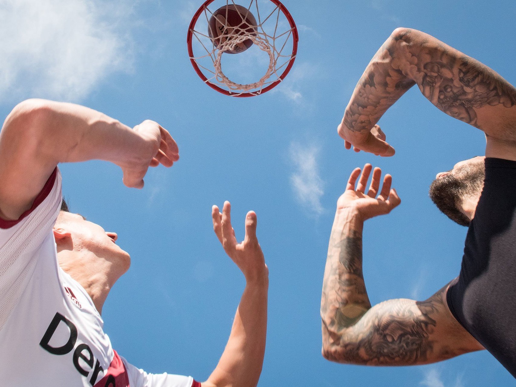 Zwei Männer spielen Basketball