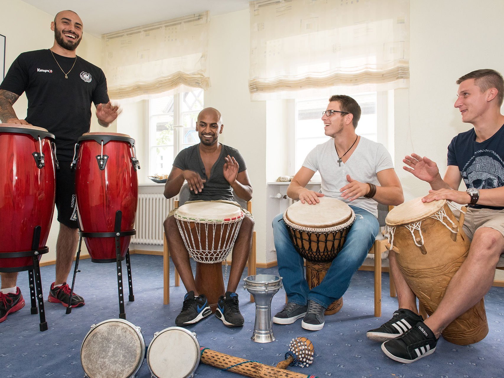 Musik: vier Männer mit Trommeln und Bongos