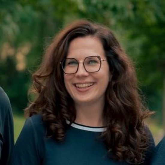 Johanna Kleblein Gruppenfoto von sechs Personen, die nebeneinander im Freien stehen und in die Kamera lächeln. Im Hintergrund sind Bäume und ein Haus zu erkennen.