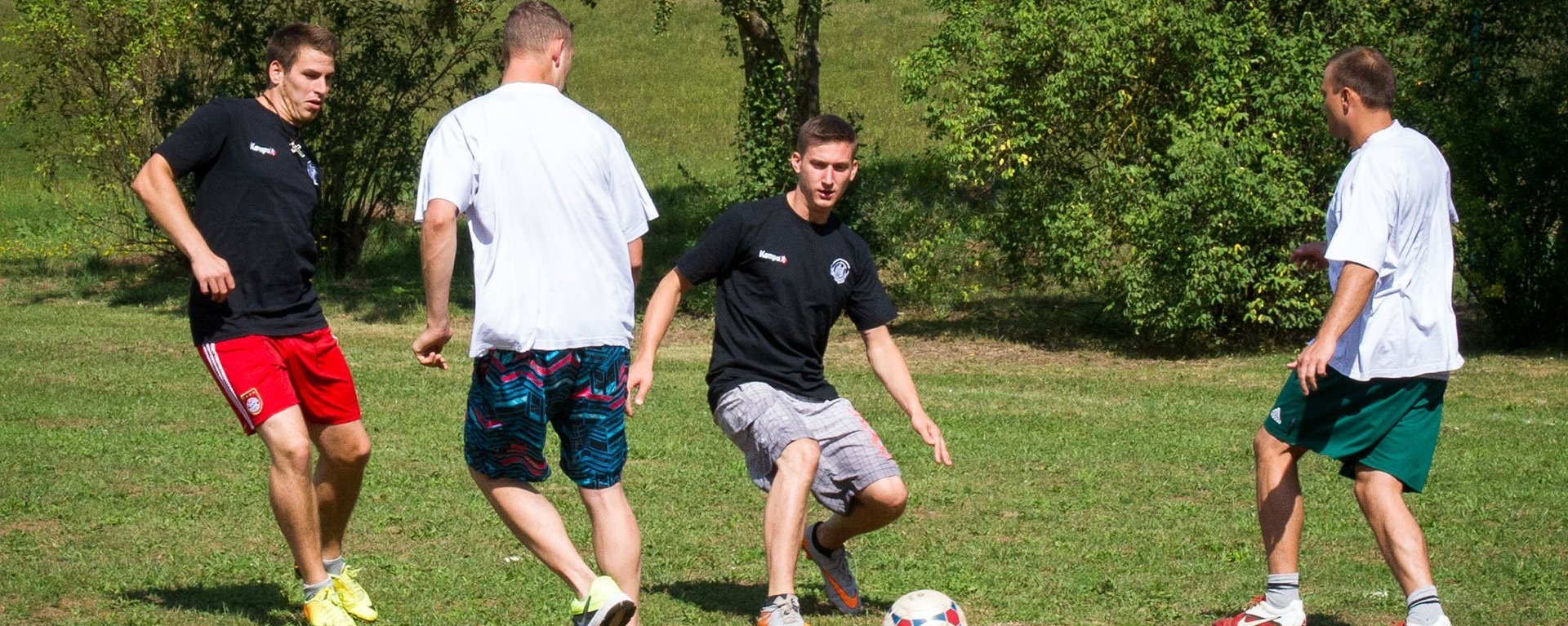 Sport: vier Männer beim Fußball-Spielen